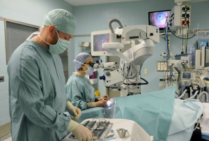 Augenklinik_Operation mit dem neuen OP-Mikroskop
